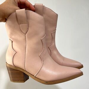 Size 7, pink boots. Only used twice. 👢🤠💓